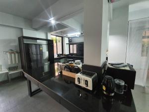 uma cozinha com um balcão com uma torradeira em Loyy Hotel em Chiang Mai