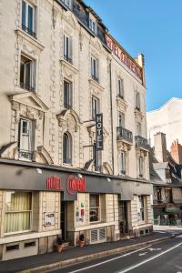 um edifício com um hotel ao lado de uma rua em Hotel Continental em Angers