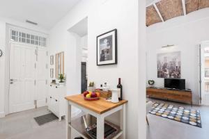 salon ze stołem i telewizorem w obiekcie Casapalma Apartment in Malaga by Solaga Holiday Homes w Maladze +37 zdjęć