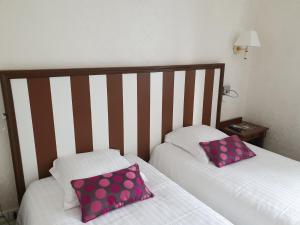Cama ou camas em um quarto em Hôtel De France
