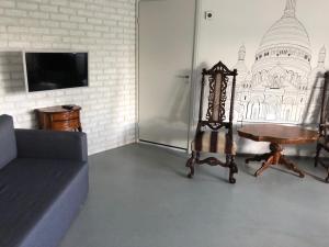Loft Family Hotel的电视和/或娱乐中心