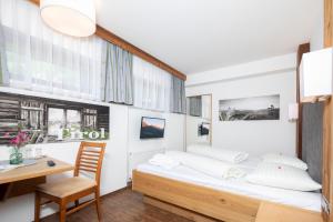 Letto o letti in una camera di Hotel Alphof Alpbach