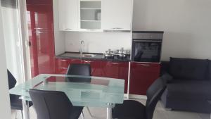 Kuchyň nebo kuchyňský kout v ubytování Apartmani Ždrijac Nin