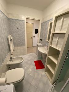 bagno con 2 lavandini e 2 servizi igienici di Central loft Des Etrangers a Sanremo