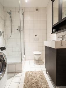 e bagno con doccia, servizi igienici e lavandino. di Design Apartment am Wasserbachhof a Lemgo