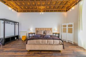 sypialnia z łóżkiem ze złotym sufitem w obiekcie Palazzo Ardizzone w mieście Palermo
