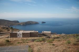 セリフォス・ホラにあるdeep blue villas, Serifosの海の見える丘の上の建物