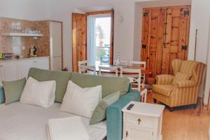 a living room with a couch and a table at Casa Gil Vicente in Almada