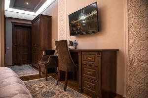 - une chambre avec un bureau et une chaise dans l'établissement Hotel Minor, à Samarcande