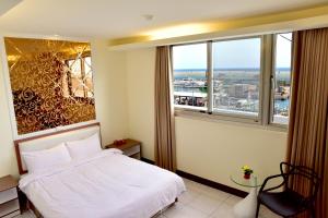 台東市的住宿－富岡休閒會館 Fugang INN，卧室设有白色的床和大窗户