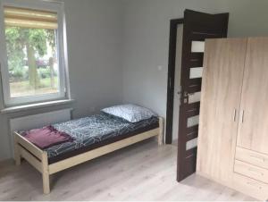 Ένα ή περισσότερα κρεβάτια σε δωμάτιο στο Apartament trzy osobowy Dęblin