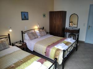 Un pat sau paturi într-o cameră la Evgenia Rooms