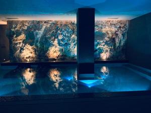 オストゥーニにあるホテル モンテ サラゴの大きな岩壁の水のプール