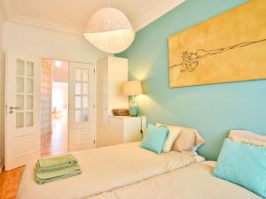 - un salon avec un canapé blanc et une lampe dans l'établissement Best Private view over Lisbon, à Lisbonne
