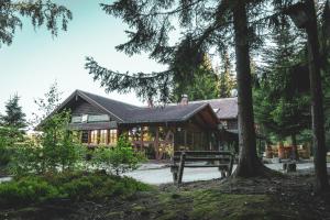 a building with a bench in front of it at Gaststätte und Pension Zum Torfstich in Hundshübel