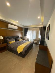 um quarto com uma cama grande e uma sala de estar em SPACE Luxury Rental Suites em Rawalpindi