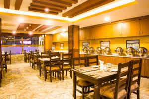 Hotel Yellow Pagoda Pokhara 레스토랑 또는 맛집