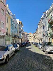 une rue de la ville avec des voitures garées dans la rue dans l'établissement Best Private view over Lisbon, à Lisbonne