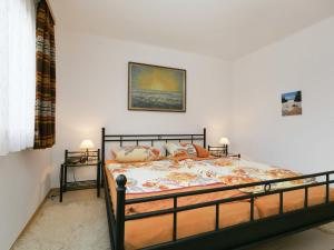 ein Schlafzimmer mit einem Bett in einem Zimmer in der Unterkunft Charming Holiday Home in Liebenscheid by Forest in Liebenscheid