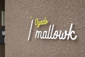 MALLOWK in Kanazawa في كانازاوا: علامة على جدار مع كلمة Malibu