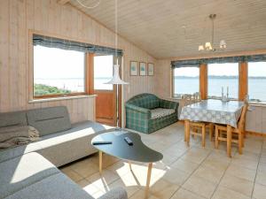 Ein Sitzbereich in der Unterkunft Holiday home Farsø