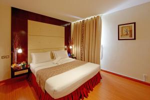 a bedroom with a large bed in a hotel room at Manhattan Avenue Hotel in Dubai