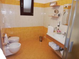 Koupelna v ubytování La Casarana Wellness Ecoresort