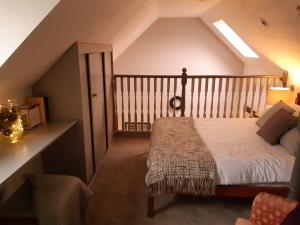Lakeside Lodge في Bassenthwaite Lake: غرفة نوم بسرير في العلية