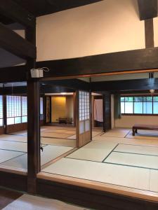 une pièce vide avec une table et des fenêtres dans l'établissement 楓 -Kaede-, à Ōuda