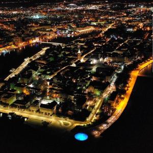 una vista aérea de una ciudad por la noche en Apartments Villa Clementa, en Zadar