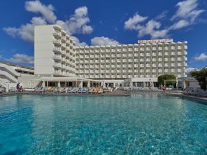 ポルト・ダルクディアにあるBQ Delfín Azul Hotelのホテルの目の前に大きなスイミングプールがあります。