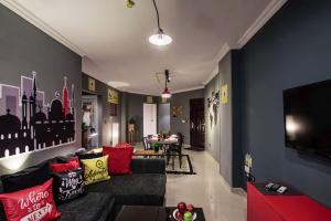 Χώρος καθιστικού στο The Terminal 1 Stay - Steps From Nightlife and Airport