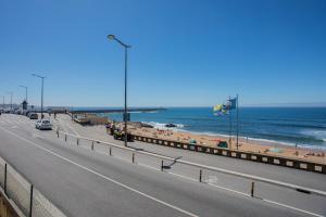 een weg met uitzicht op het strand en de oceaan bij Liiiving in Porto - Luxury Beachfront Apartments in Porto