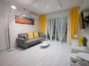 ein Wohnzimmer mit Sofa und gelben Kissen in der Unterkunft DOS PLAYAS - Torrevieja in Torrevieja