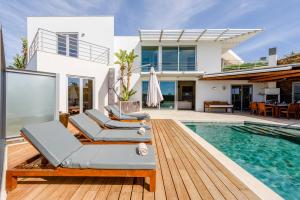 المسبح في Ferragudo Premium Villa - heatable pool & river views أو بالجوار