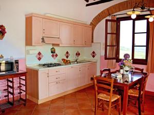 ครัวหรือมุมครัวของ Holiday Home L'Azalea by Interhome
