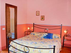 チェルタルドにあるHoliday Home L'Azalea by Interhomeのピンクの壁のベッドルーム1室(ベッド1台付)