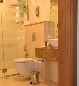 Koupelna v ubytování Al Khoory Executive Hotel, Al Wasl