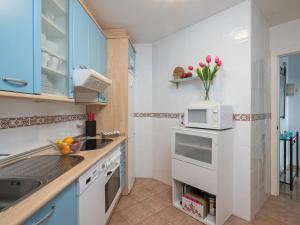 Una cocina o zona de cocina en Apartment El Faro by Interhome