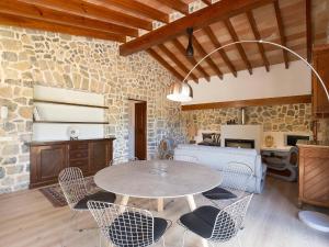 una mesa y sillas en una habitación con una pared de piedra en Holiday Home Can Coll by Interhome, en Inca