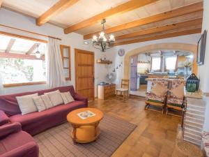 uma sala de estar com um sofá roxo e uma mesa em Holiday Home Can Niu by Interhome em Pollença