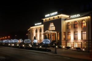 un edificio con luces de Navidad delante de él en Maria Garden hotel & restaurant en Ivano-Frankivsk