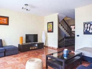 un soggiorno con divano e TV di Holiday Home Capitana by Interhome ad Adeje