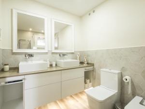 bagno con 2 lavandini e servizi igienici di Holiday Home Capitana by Interhome ad Adeje