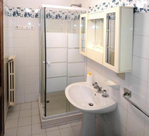 Ένα μπάνιο στο Cheap Apartment in The Old Village +31 φωτογραφίες