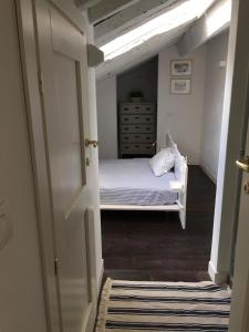 Un dormitorio con una cama y una cómoda. en La Trabacca, attico nel pieno centro di Levanto, en Levanto 39 fotos más