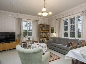 ein Wohnzimmer mit einem Sofa und einem TV in der Unterkunft Holiday Home Villa ilmari by Interhome in Torvoila