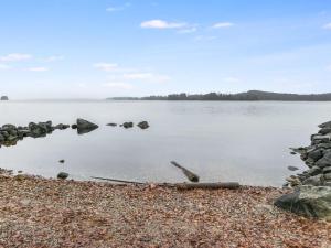 vista sulla riva di un lago di Holiday Home Kärkimökki by Interhome a Hauho