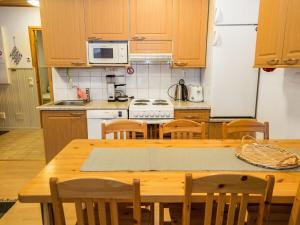 アカスロンポロにあるHoliday Home Aihki c-o villa armas 50 by Interhomeのキッチン(木製テーブル、椅子、コンロ付)