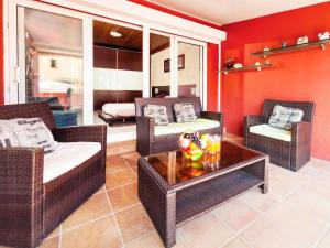 サン・アントニオ・デ・カランジャにあるHoliday Home Marisol by Interhomeのリビングルーム(籐の椅子、コーヒーテーブル付)